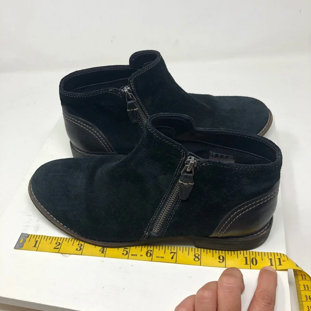 Clarks Ankle Boots Womens 9W Black Suede Side Zip Contrast Stitch Casual Comfort